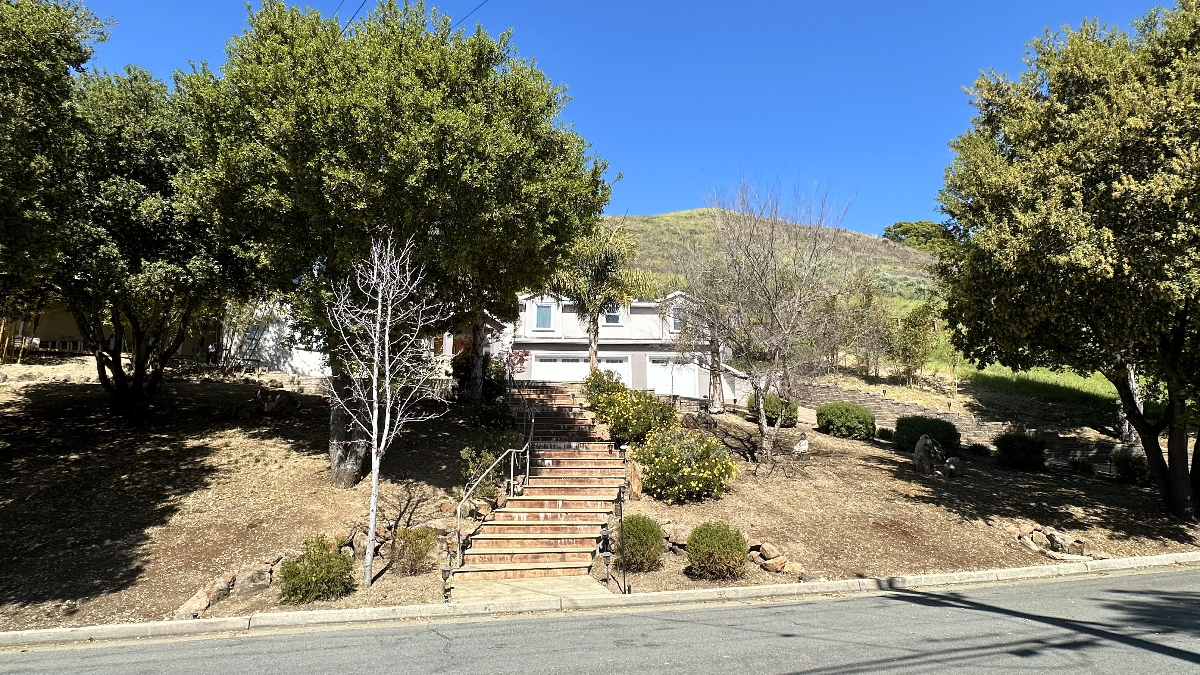 A Luxurious Guest House with Garage Parking - Photo 2