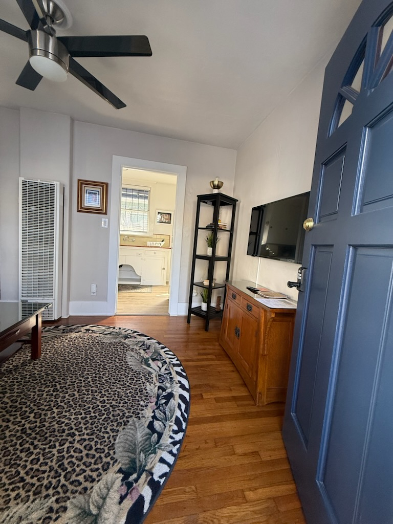 Spacious with Balcony view of downtown 4055 1/2 - Photo 5