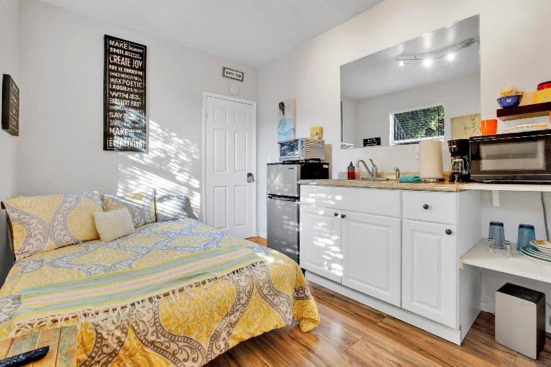 Spacious with Balcony view of downtown 4055 1/2 - Photo 2