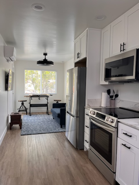 Spacious with Balcony view of downtown 4055 1/2 - Photo 2