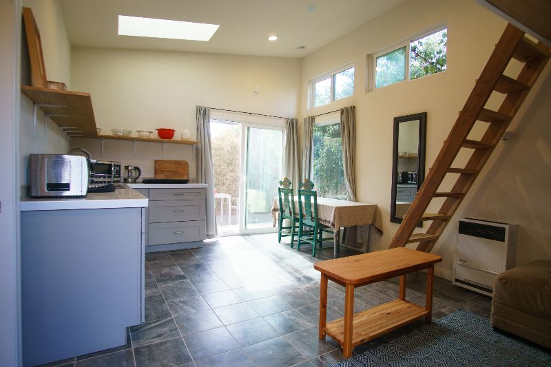 Private, sunny studio - 6 mins from the beach - Photo 1
