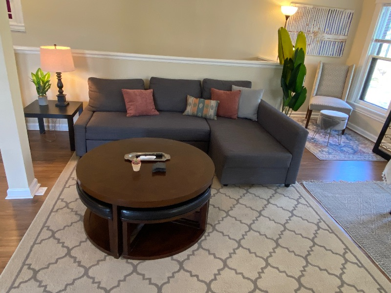 Large apt w/dining area, reading nook, & workspace