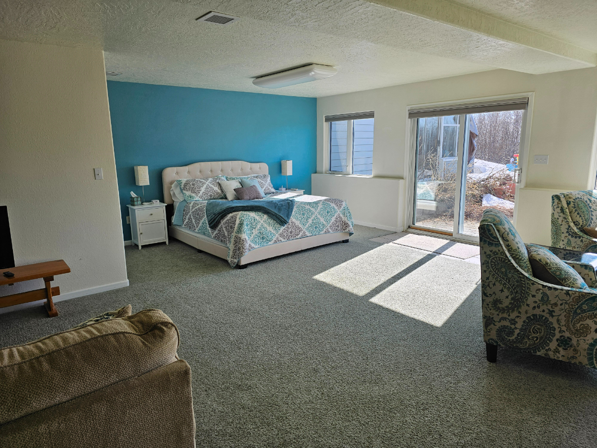 Sunny Peaceful Property with fireplace on 5 Acres - 15 minutes from Hospitals and Airport - Photo 1