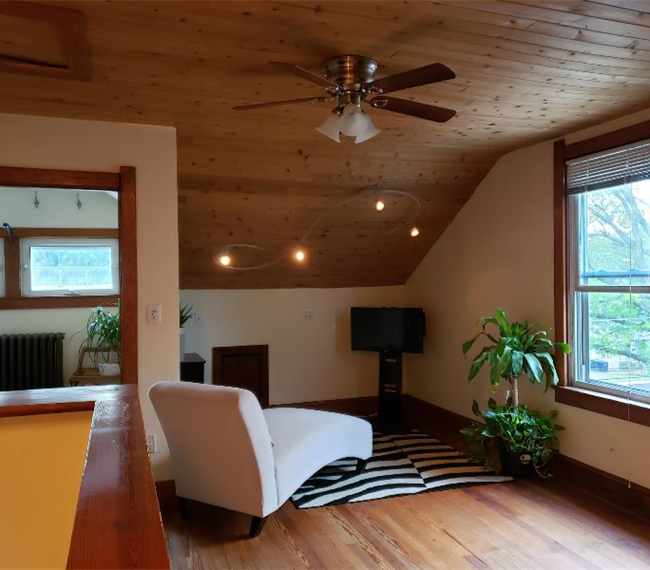 Entire Upstairs Suite - Photo 2
