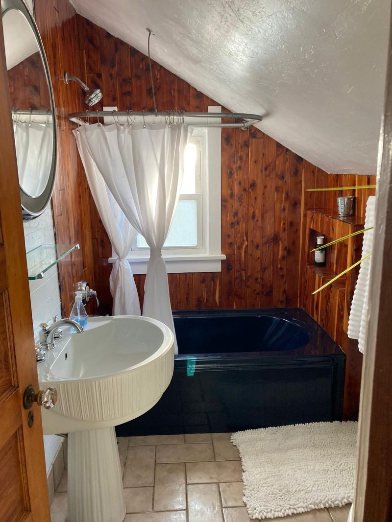 Entire Upstairs Suite - Photo 5