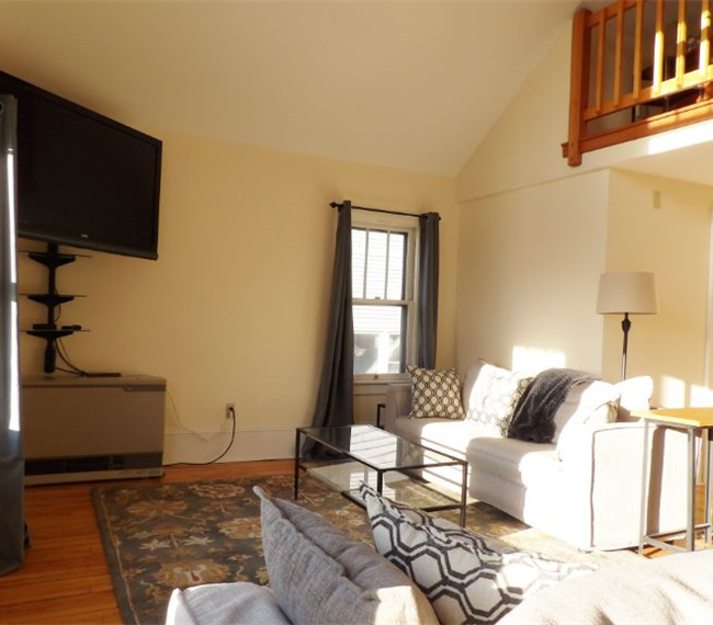 Spacious Apartment in Excellent Location - Photo 2