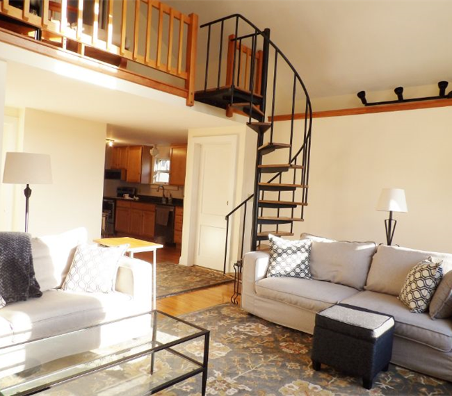 Spacious Apartment in Excellent Location - Photo 3