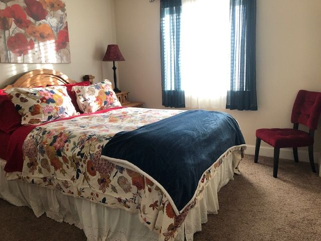 Nice quiet neighbourhood close to hospital and park and dry canyon like rent to travel nurses - Photo 2