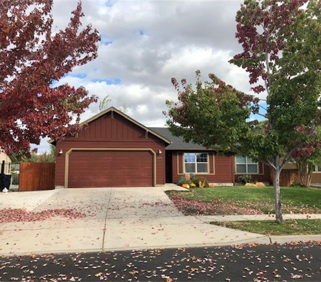 Nice quiet neighbourhood close to hospital and park and dry canyon like rent to travel nurses - Photo 1