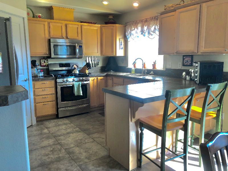 Nice quiet neighbourhood close to hospital and park and dry canyon like rent to travel nurses - Photo 6