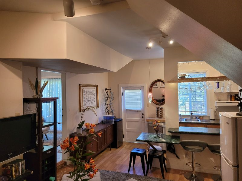 Beautiful Garden Apartment close to hospitals - Photo 6