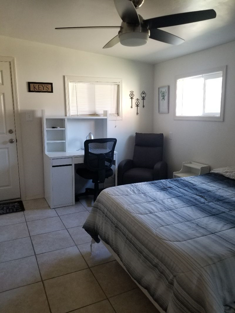 Beautiful, Private Room with Bath and 1/2 Kitchen