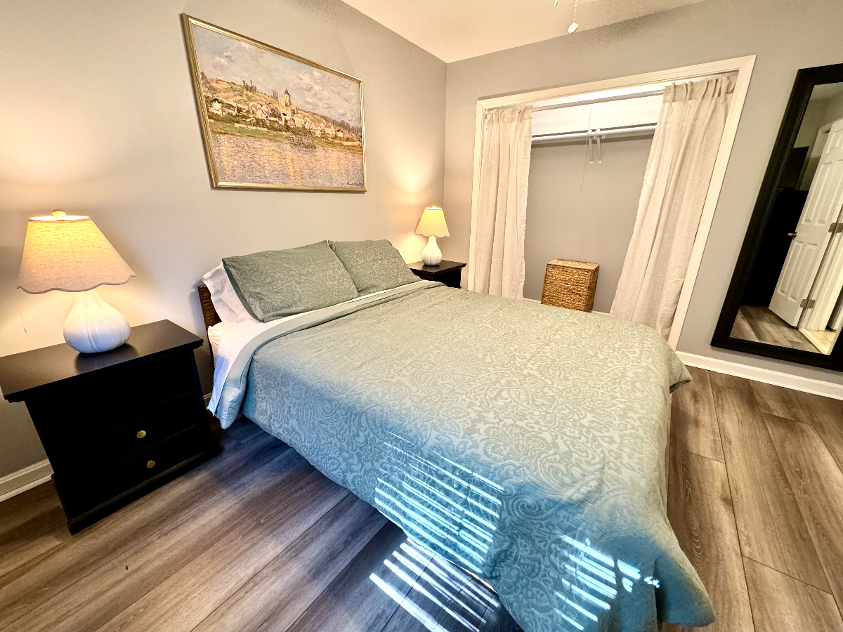 2BD/1BA- Cozy Clifton Condo- parking, wifi, minutes to EVERYTHING
