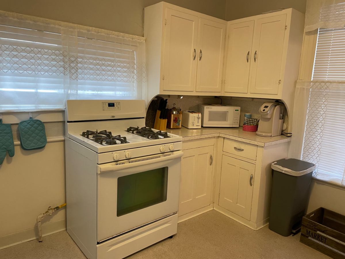 Fully Furnished, two bedroom Apartment with charm. - Photo 8