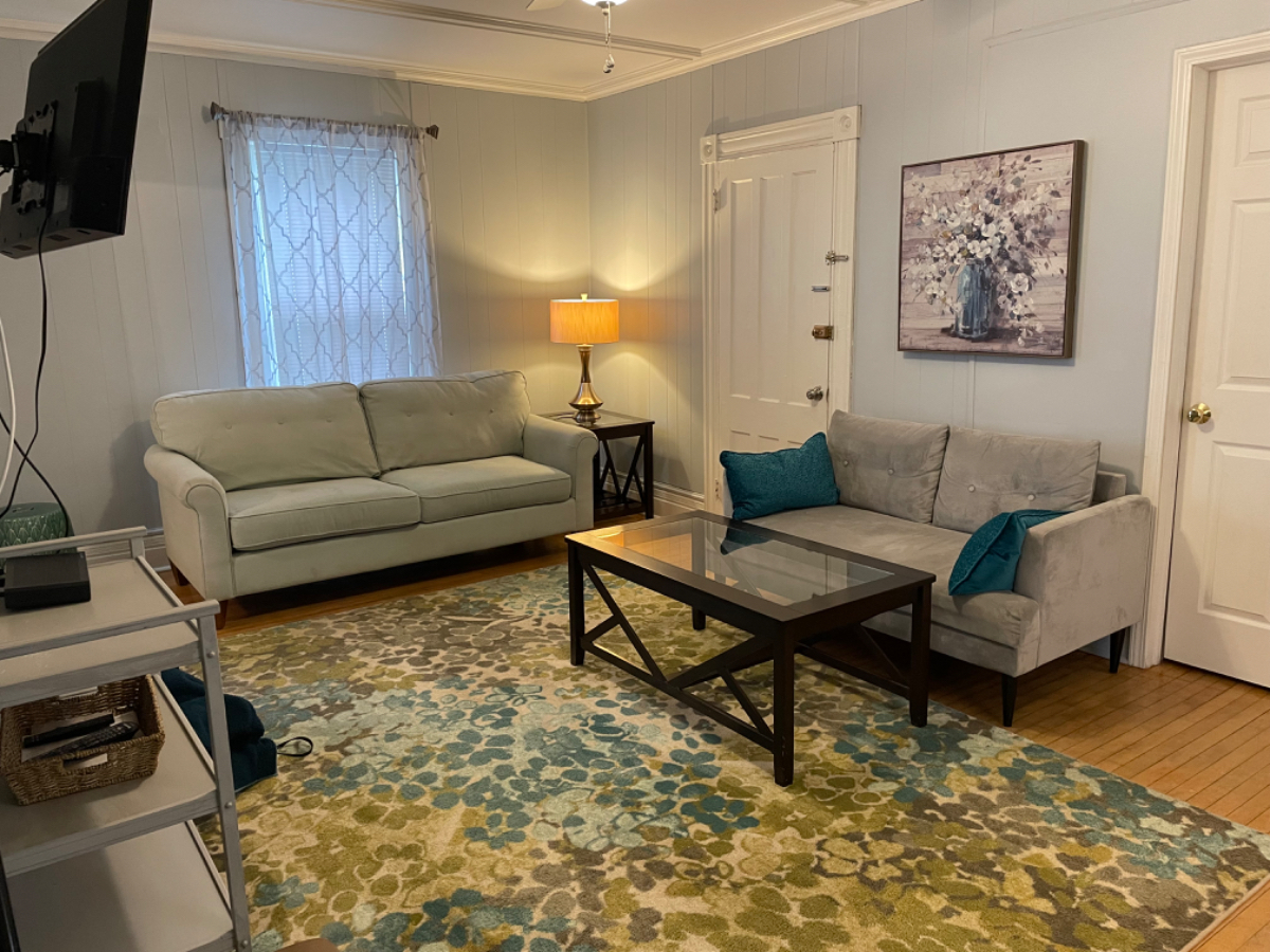Fully Furnished, two bedroom Apartment with charm. - Photo 5