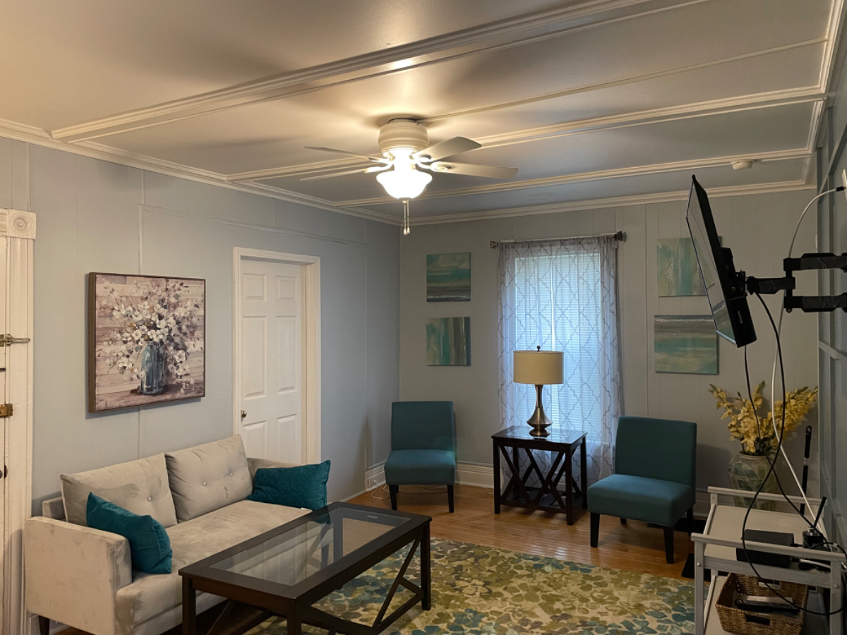 Fully Furnished, two bedroom Apartment with charm. - Photo 7