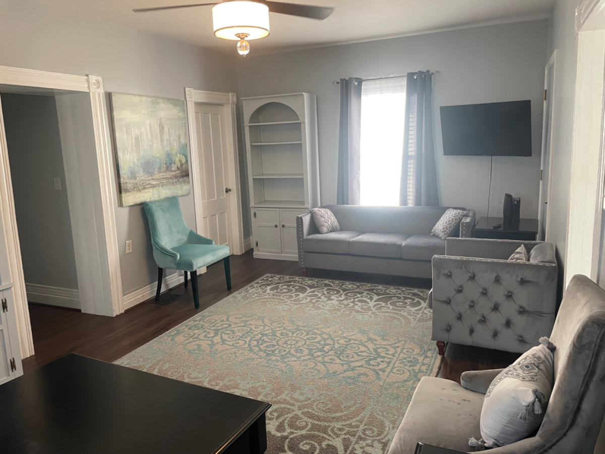 Fully Furnished, two bedroom Apartment with charm. - Photo 2