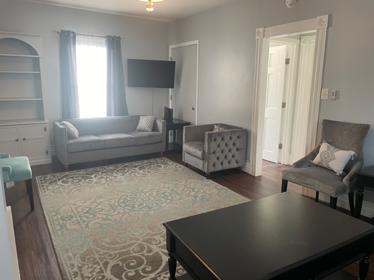 Fully Furnished, two bedroom Apartment with charm. - Photo 4