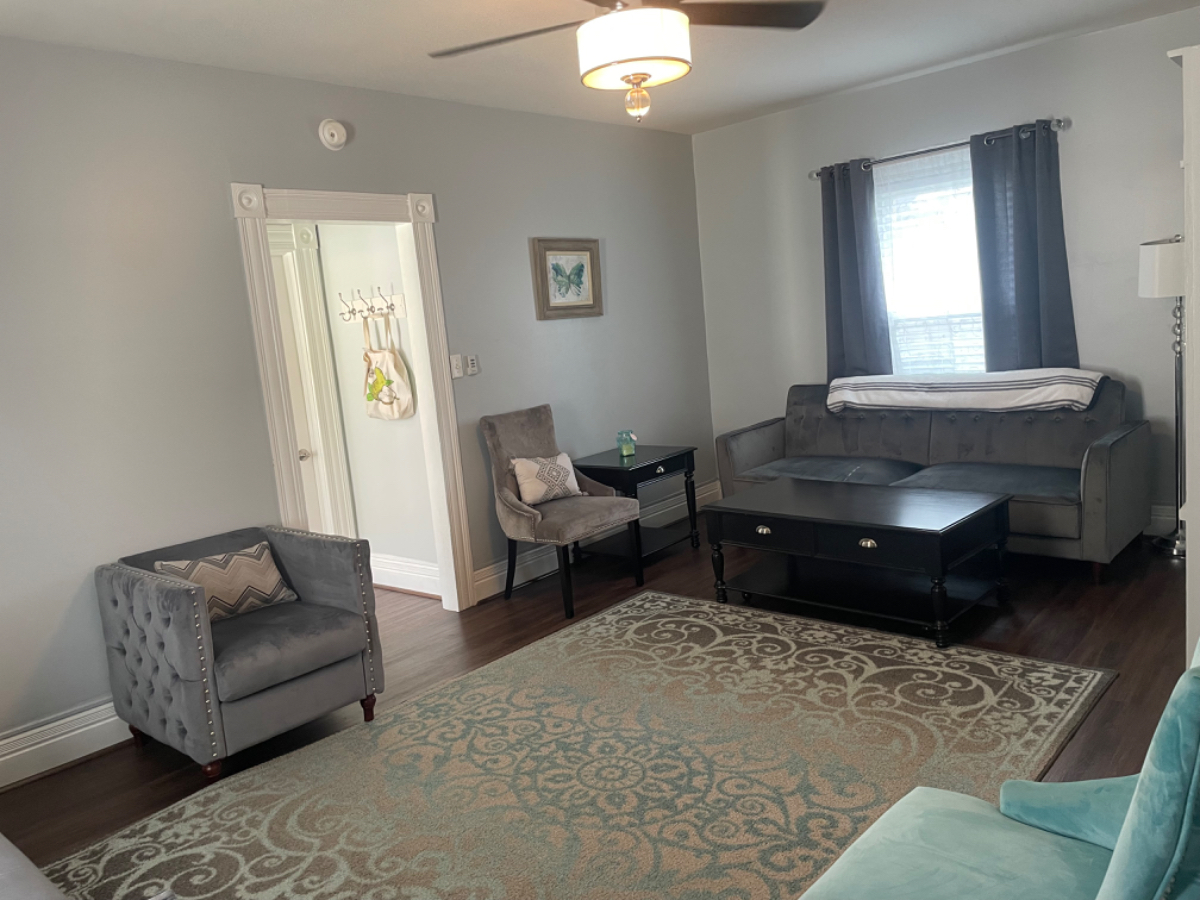 Fully Furnished, two bedroom Apartment with charm. - Photo 3