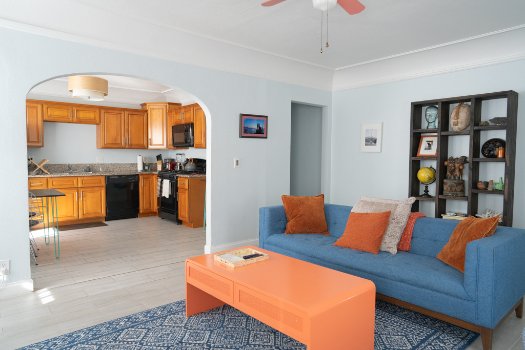 Bullseye. Central-Stylishly Curated Abode - Photo 4