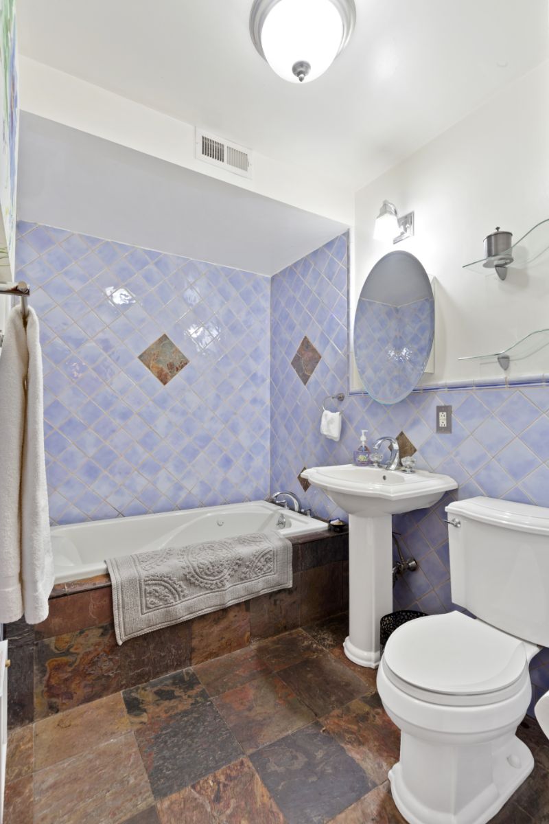 LUXURY 2 BEDROOM/2 BATH APARTMENT WITH PRIVATE BACKYARD/PATIO - Photo 10