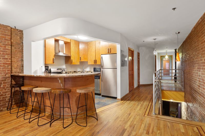 LUXURY 2 BEDROOM/2 BATH APARTMENT WITH PRIVATE BACKYARD/PATIO - Photo 4
