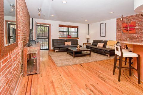 LUXURY 2 BEDROOM/2 BATH APARTMENT WITH PRIVATE BACKYARD/PATIO - Photo 2