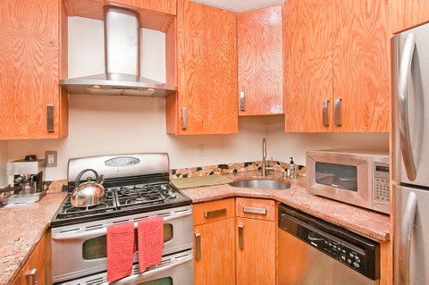 LUXURY 2 BEDROOM/2 BATH APARTMENT WITH PRIVATE BACKYARD/PATIO - Photo 5