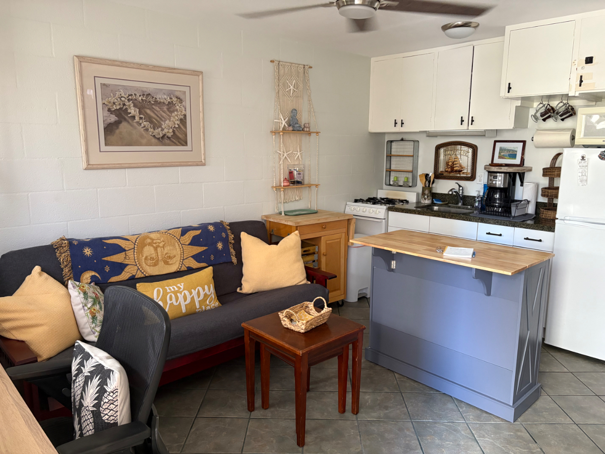 Walk to beach apartment - Photo 3