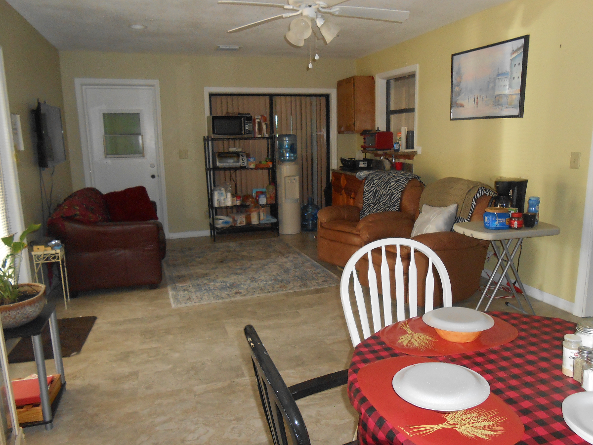 1 BD, 1 BR Near Hospitals - Photo 2