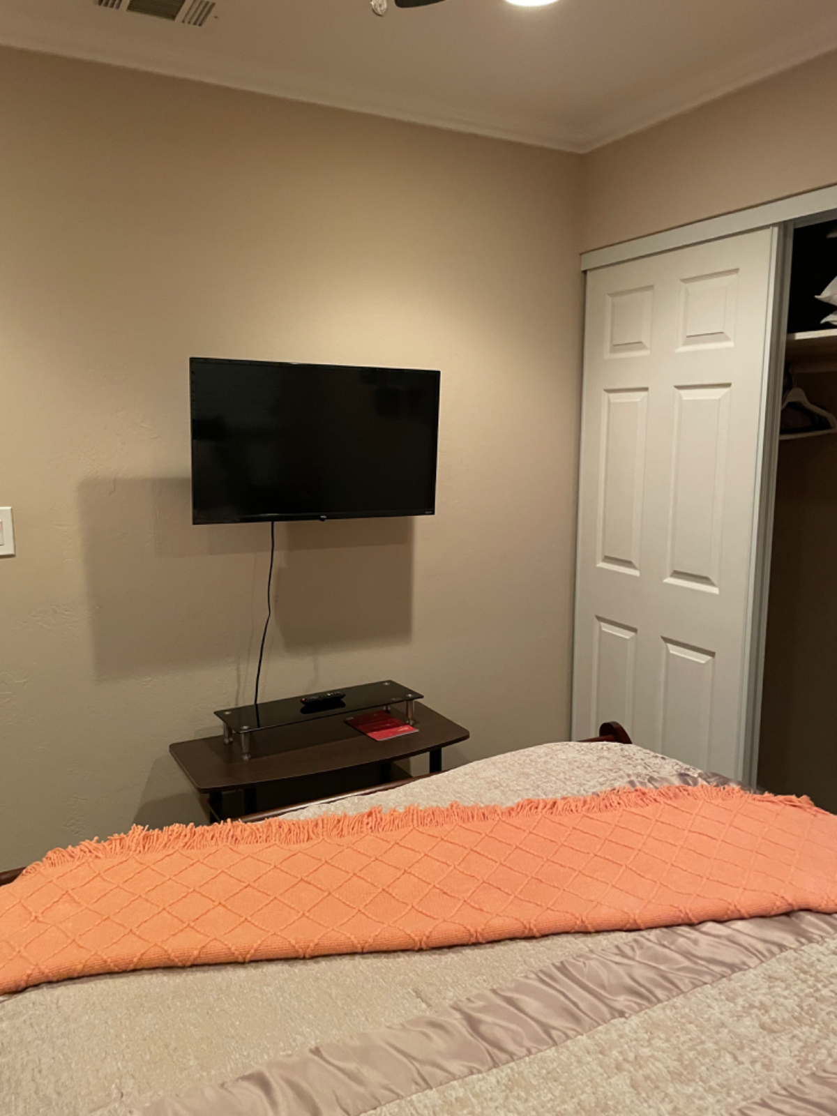 Quiet/Clean room near hospitals/shopping mall - Photo 2