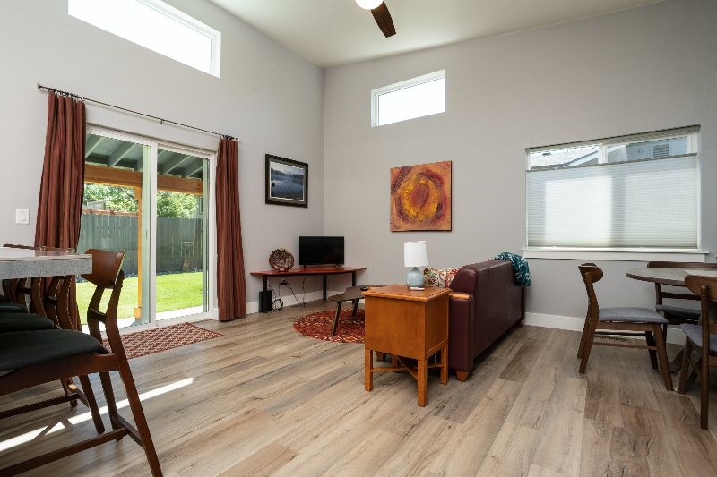 Work, Relax, and Play in Mid Town. City center oasis in the heart of the orchard district. 1 mile from Downtown. - Photo 4