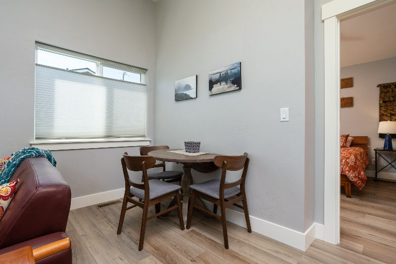 Work, Relax, and Play in Mid Town. City center oasis in the heart of the orchard district. 1 mile from Downtown. - Photo 6