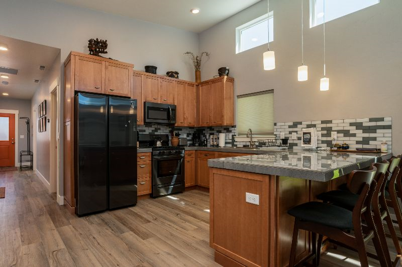 Work, Relax, and Play in Mid Town. City center oasis in the heart of the orchard district. 1 mile from Downtown. - Photo 3
