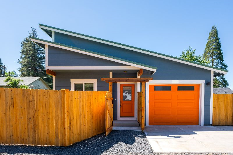 Work, Relax, and Play in Mid Town. City center oasis in the heart of the orchard district. 1 mile from Downtown. - Photo 1