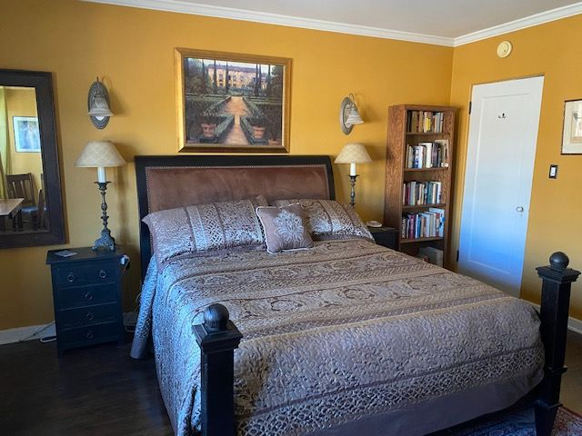 Close to everything. Beautiful room in 1929 Spanish Revival Duplex - Photo 2