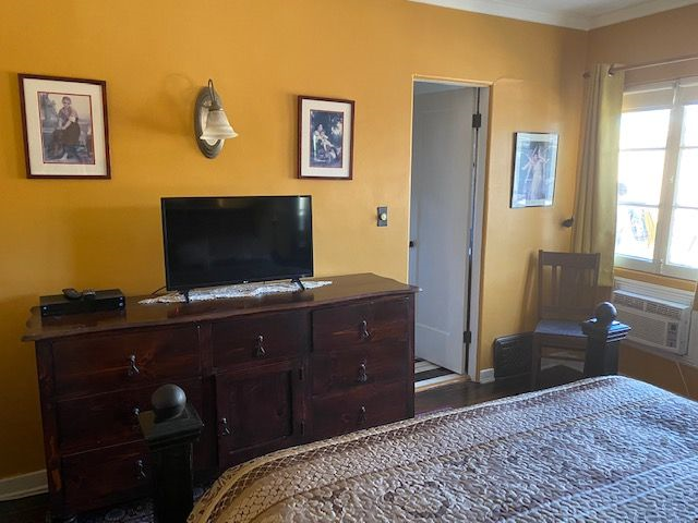 Close to everything. Beautiful room in 1929 Spanish Revival Duplex - Photo 3