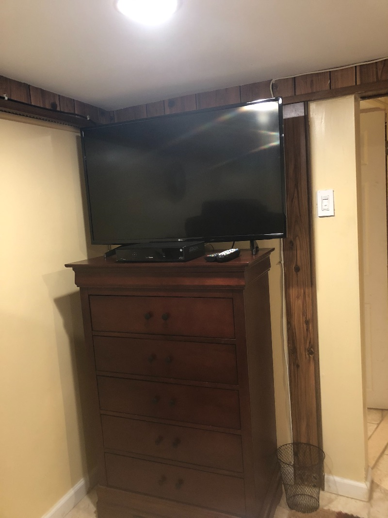 Furnished Unit with own Bath, Private Space and Kitchen - Photo 3