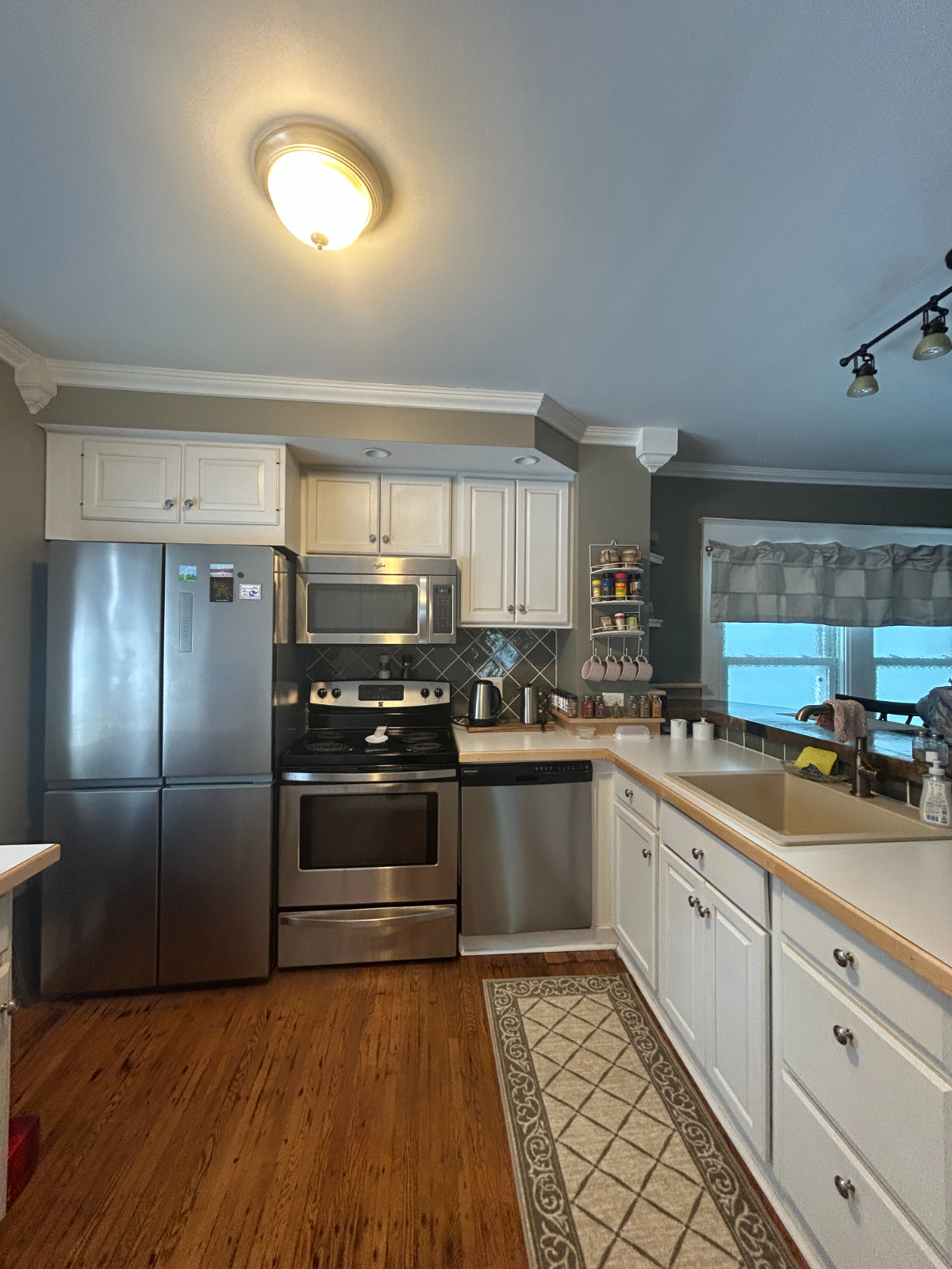 Cutest House on the Block! - Photo 4