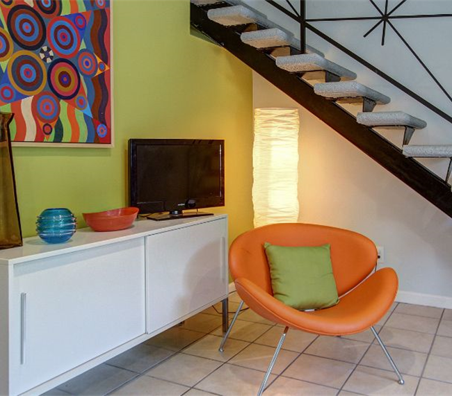 Keck Medical: Spacious Retro Mid-Century Retreat - Photo 4