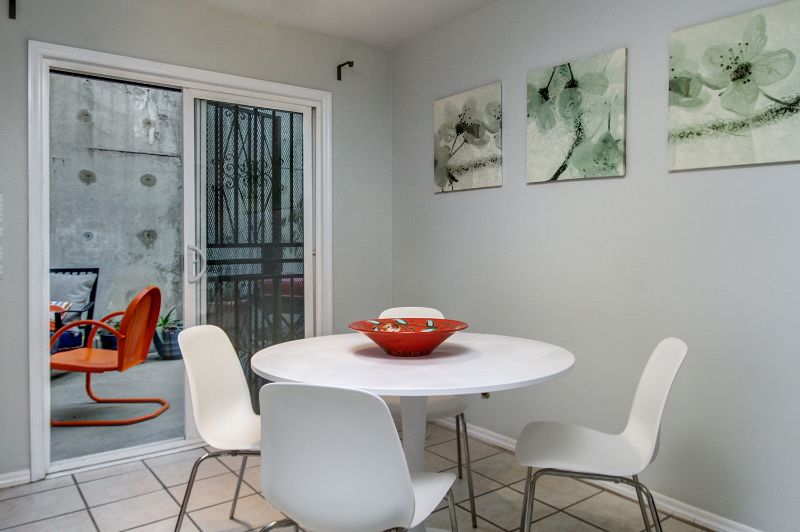 Keck Medical: Spacious Retro Mid-Century Retreat - Photo 3