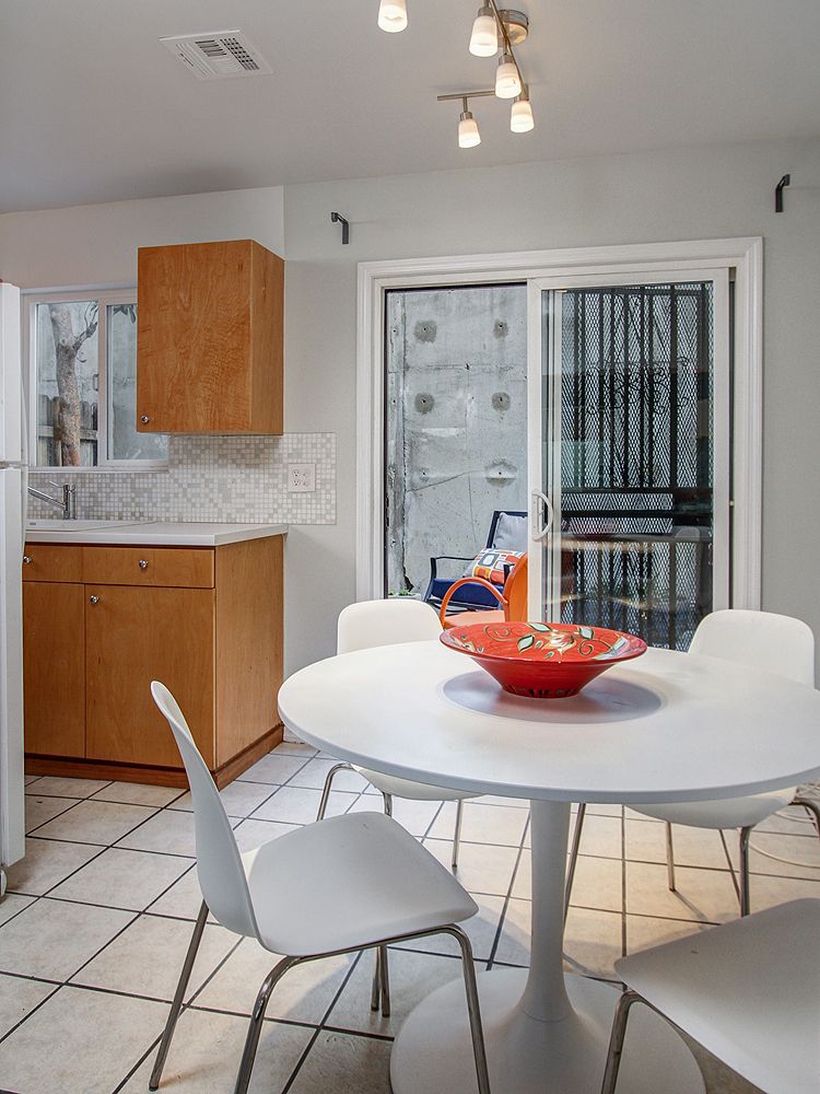 Keck Medical: Spacious Retro Mid-Century Retreat - Photo 4