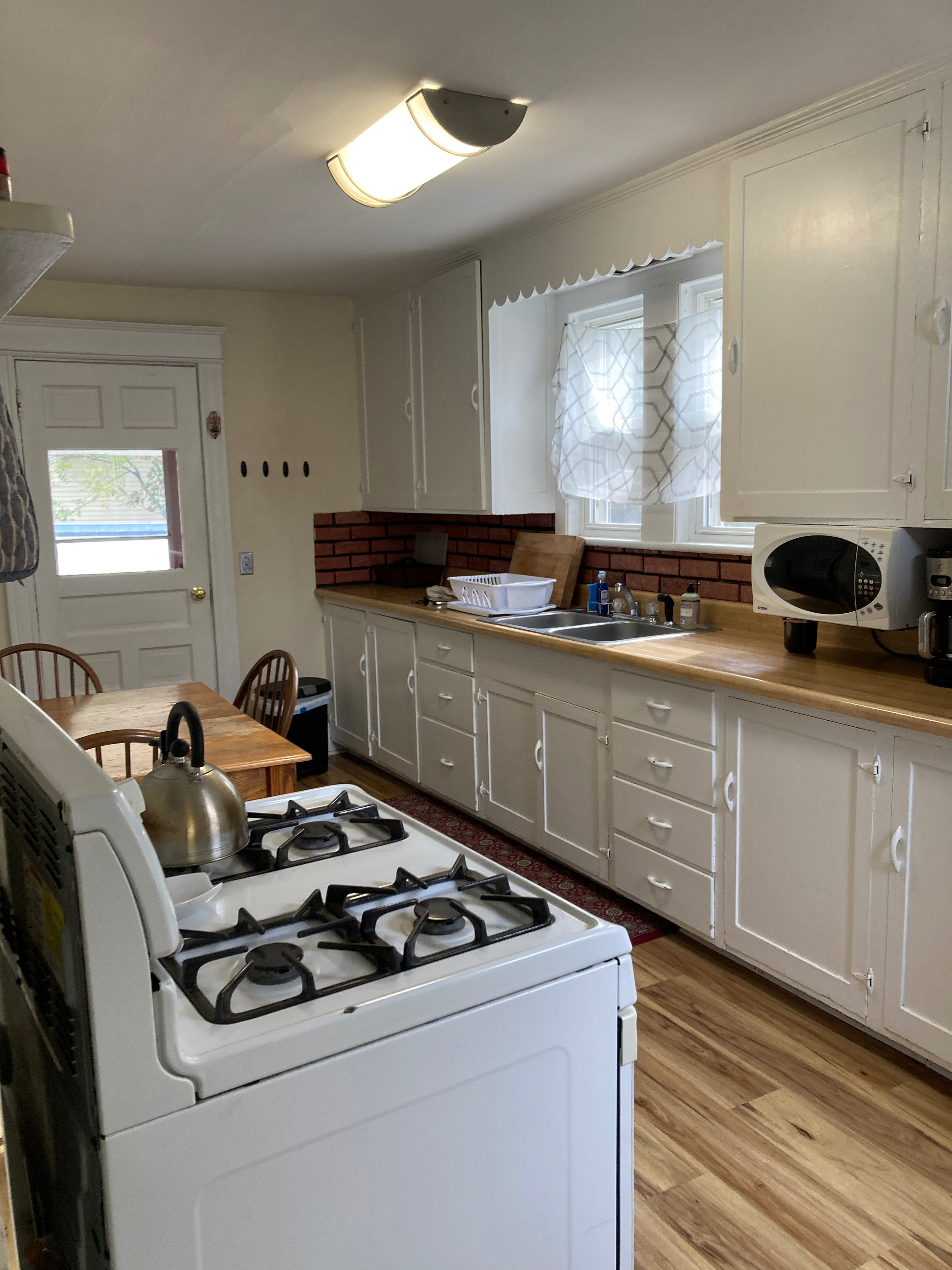 2 bedroom with private porch - Photo 3
