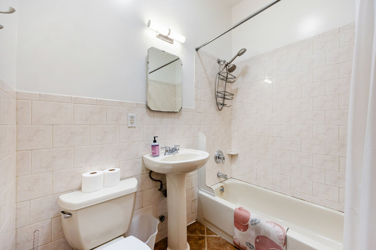 AMAZING ONE BEDROOM IN MANHATTAN  - 1 BLOCK FROM SUBWAY - Photo 9