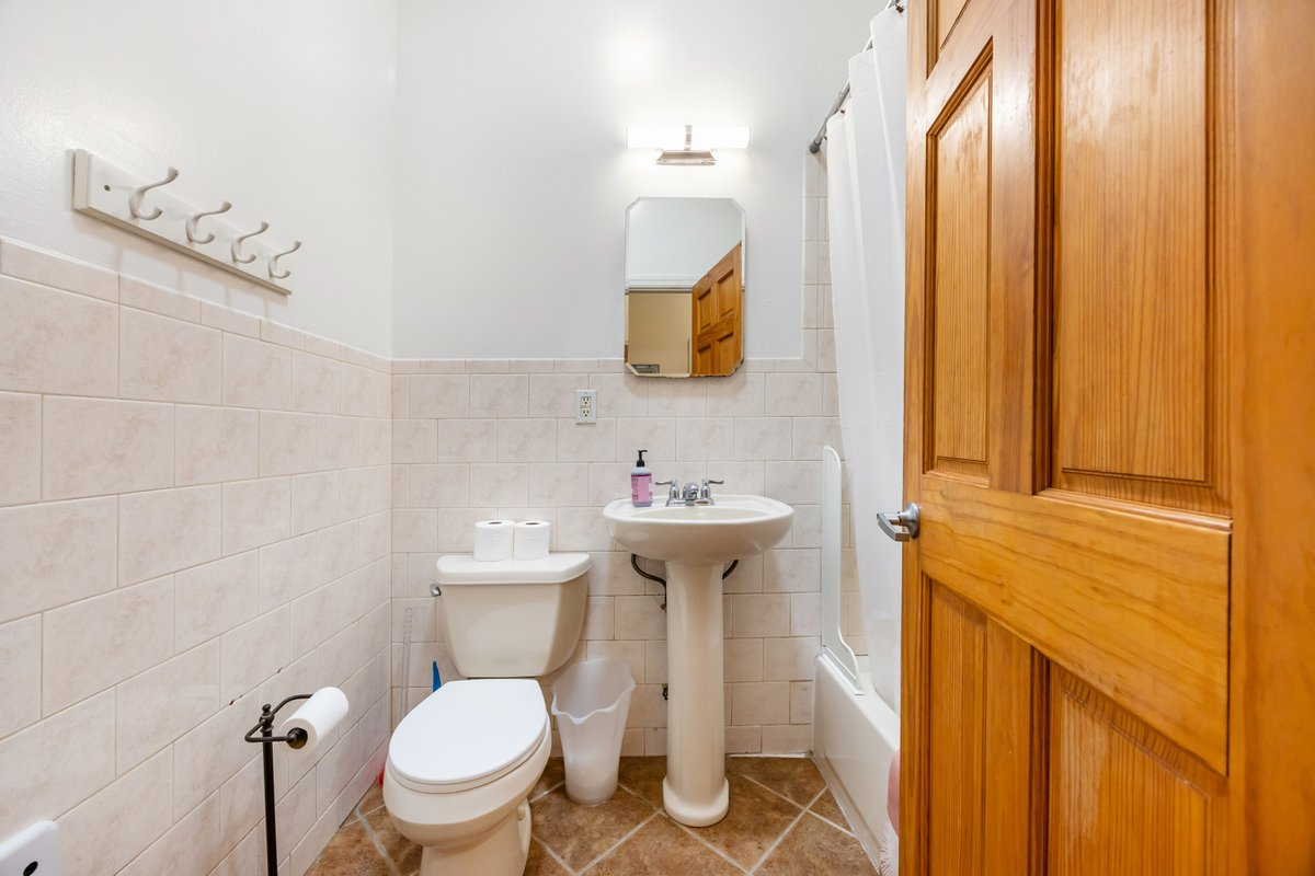 AMAZING ONE BEDROOM IN MANHATTAN  - 1 BLOCK FROM SUBWAY - Photo 10