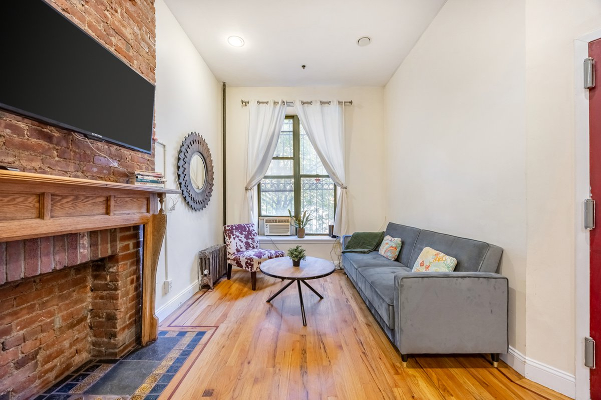 AMAZING ONE BEDROOM IN MANHATTAN - 1 BLOCK FROM SUBWAY - Photo 3