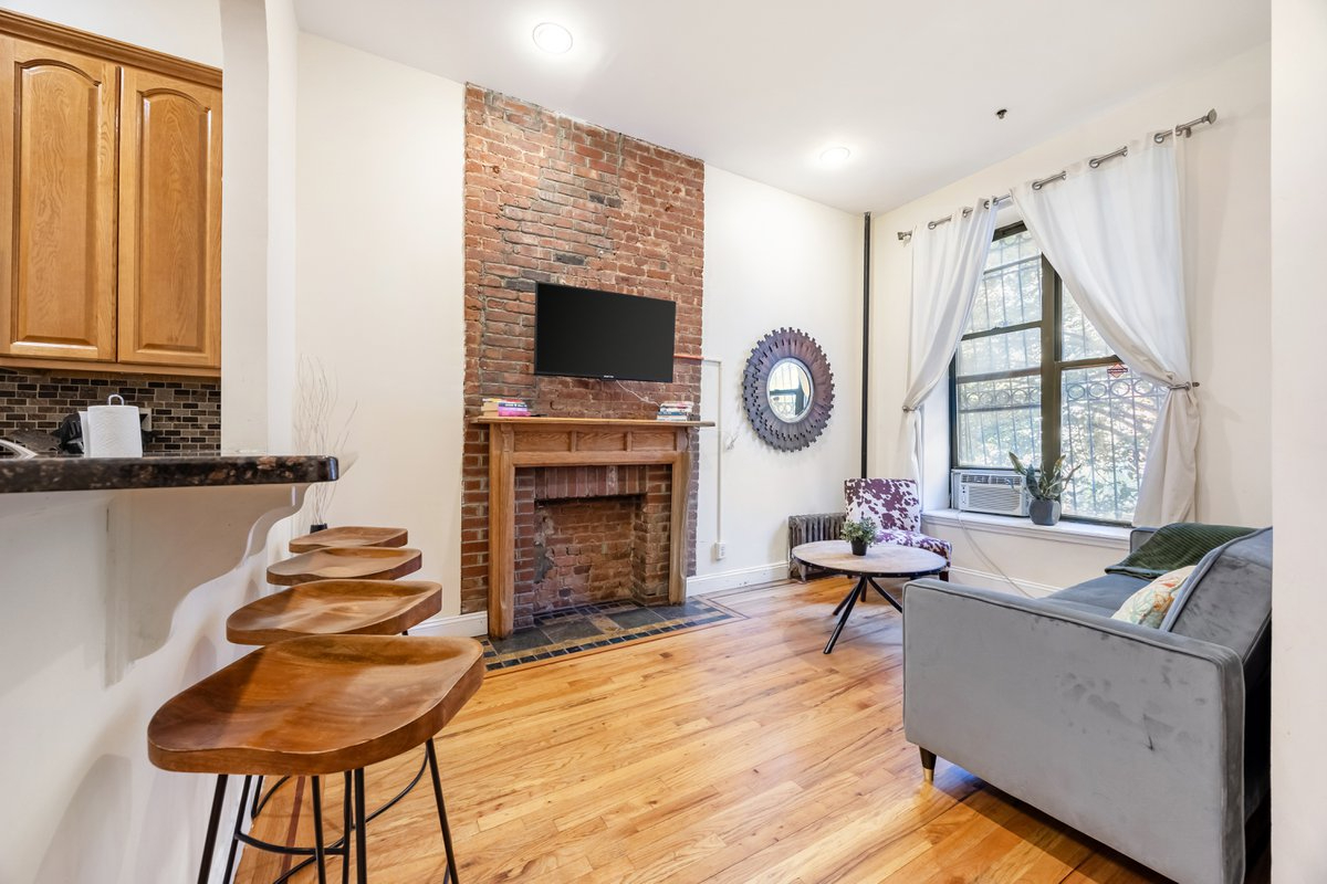 AMAZING ONE BEDROOM IN MANHATTAN - 1 BLOCK FROM SUBWAY - Photo 2