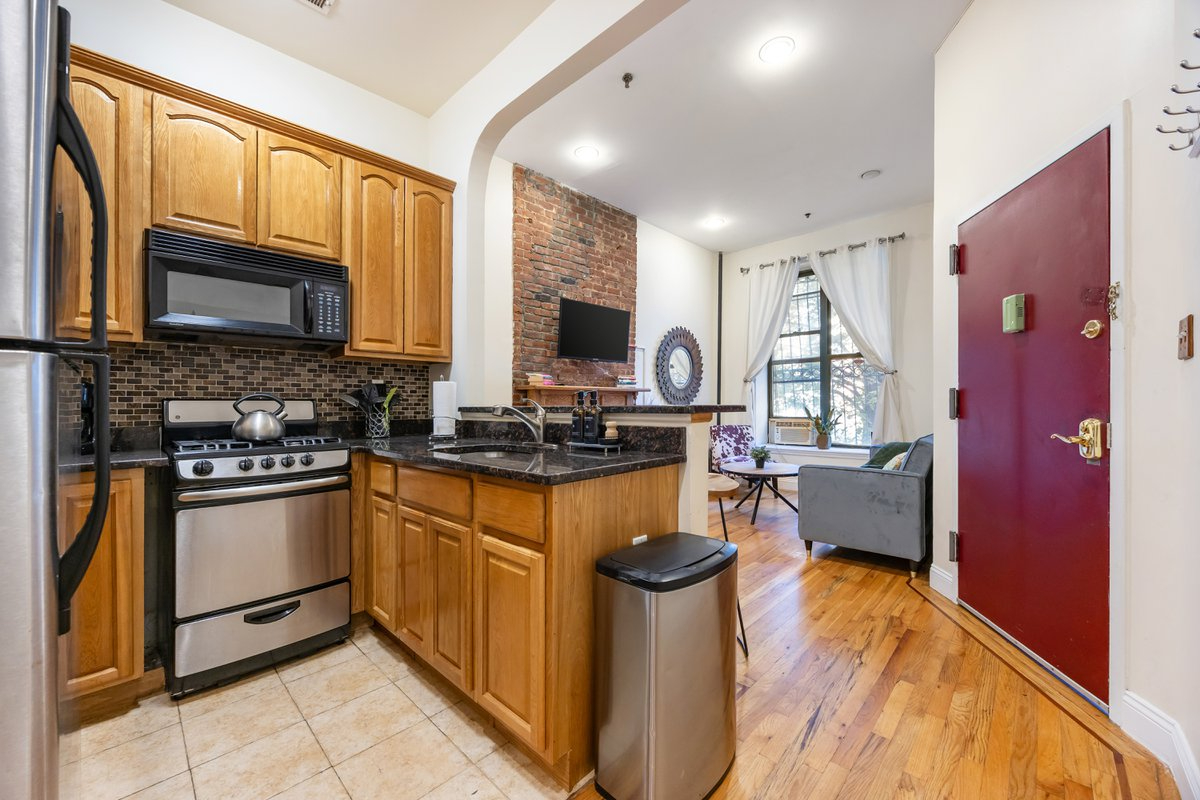 AMAZING ONE BEDROOM IN MANHATTAN  - 1 BLOCK FROM SUBWAY - Photo 7