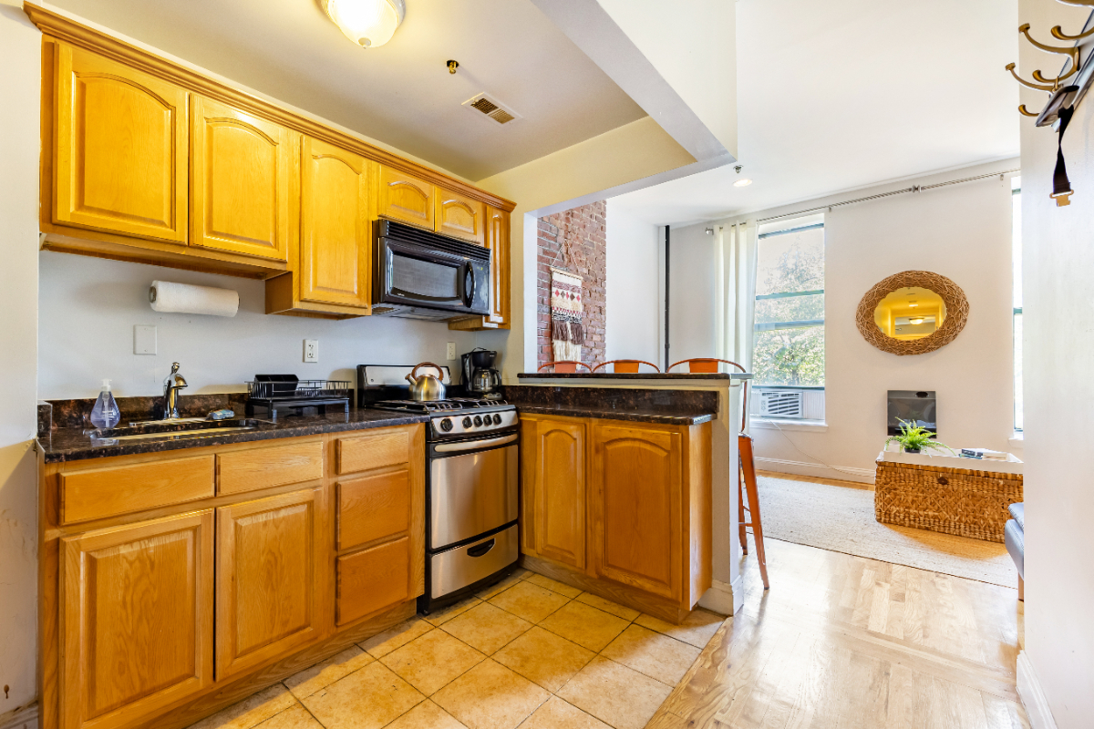 STUNNING AND SPACIOUS APARTMENT IN MANHATTAN - HALF BLOCK TO  EXPRESS TRAIN - Photo 7