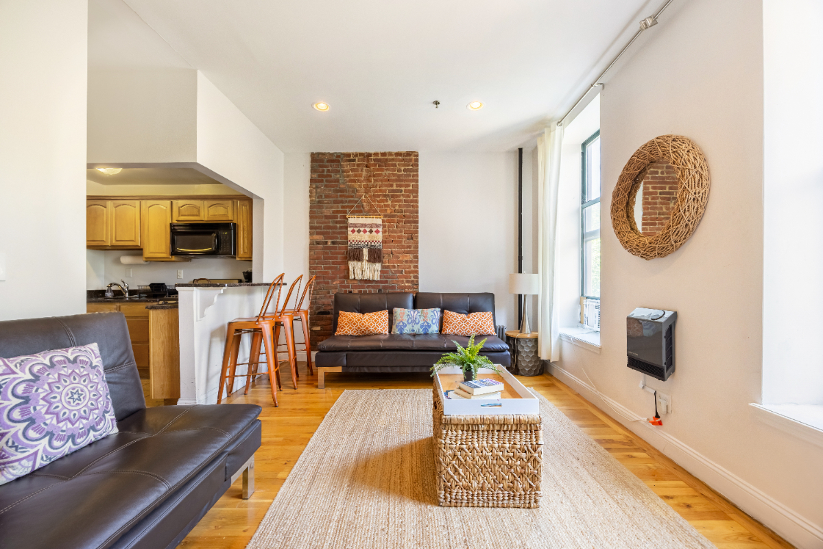 STUNNING AND SPACIOUS APARTMENT IN MANHATTAN - HALF BLOCK TO  EXPRESS TRAIN - Photo 3